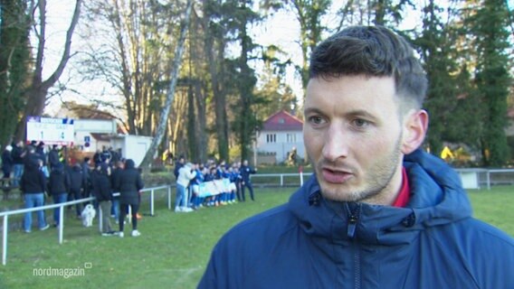 Kevin Rodewold, Trainer von der U23 von FC Hansa Rostock, im Interview. © Screenshot 