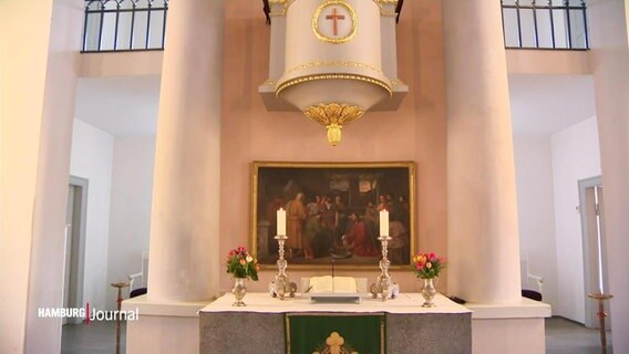 Ein Altar mit brennenden Kerzen © Screenshot 