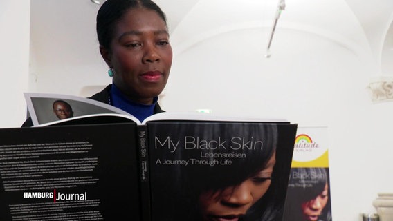 Dayan Kodua liest das Buch "My Black Skin" © Screenshot 