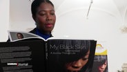 Dayan Kodua liest das Buch "My Black Skin" © Screenshot 