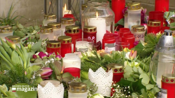 Kerzen und Blumen zum Gedenken an die Opfer der Messerattacke von Brokstedt © Screenshot 