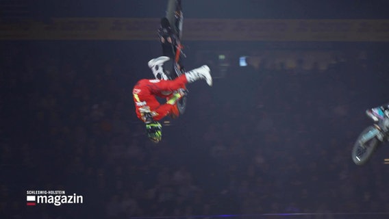 Ein Stunt bei einer Motocross Show © Screenshot 