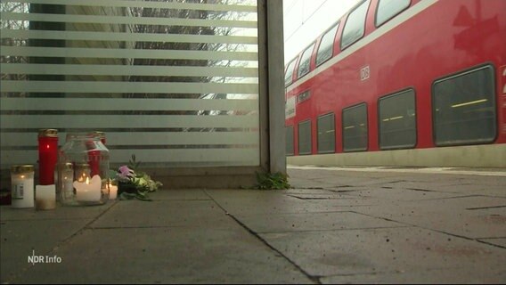 Kerzen am Bahnsteig erinnern an den Messerangriff von Brokstedt © Screenshot 