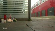 Kerzen am Bahnsteig erinnern an den Messerangriff von Brokstedt © Screenshot 