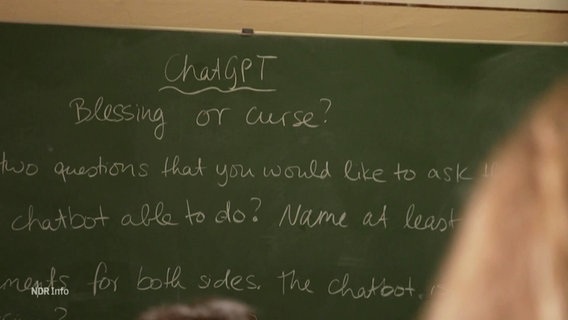 Eine Tafelaufschrift: ChatGPT: Blessing or curse? © Screenshot 