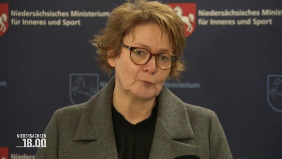 Die niedersachsische Innenministerin Daniela Behrens (SPD) bei einer Presskonferenz. © Screenshot 