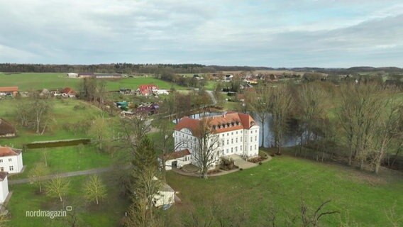 Blick aus der Vogelperspektive auf das Schloss in Wedendorf © Screenshot 