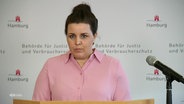 Die Hamburger Justizsenatorin Anna Gallina bei einer Pressekonferenz © Screenshot 
