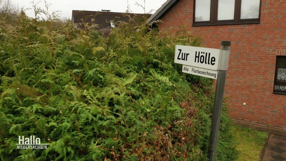 Ein Straßenschild mit der Aufschrift: "Zur Hölle". © Screenshot 