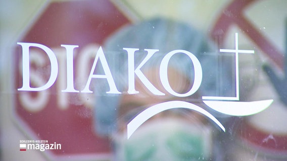 Das Logo der DIAKO auf einer Glastür © Screenshot 