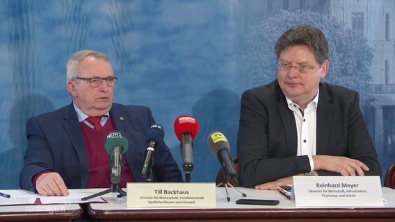 Die Politiker Backhus und Meyer bei einer Presseerklärung. © Screenshot 