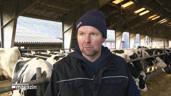Milchbauer Timo Nöhren in einem Kuhstall © Screenshot 