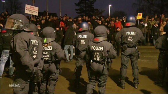 Polizisten halten Protestierende Menschen zurück © Screenshot 