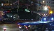 Ein schwarzes Auto der Marke BMW wird mit Totalschaden abgeschleppt © Screenshot 