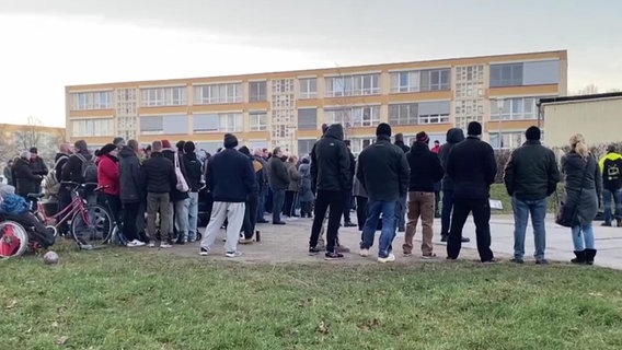 Proteste vor Flüchtlingsunterkunft in Teterow © Screenshot 