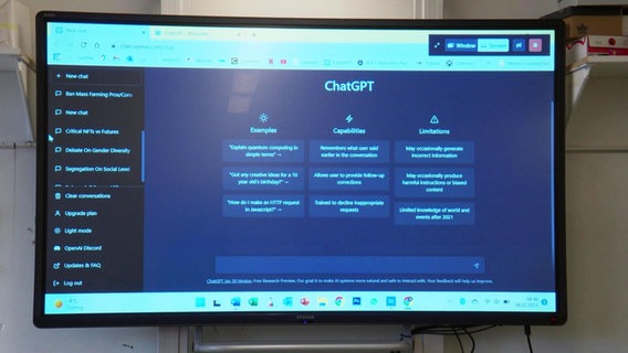 Auf einem Bildschirm ist das Programm ChatGPT geöffnet. © Screenshot 