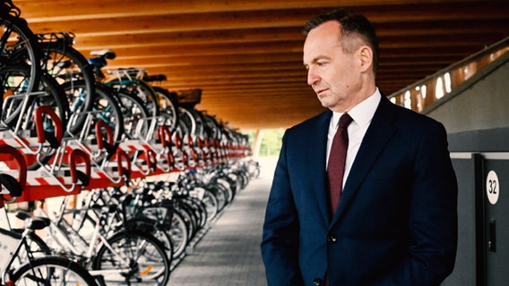 Verkehrsminister Volker Wissing begutachtet ein Fahrrad-Parkhaus. © NDR 