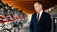 Verkehrsminister Volker Wissing begutachtet ein Fahrrad-Parkhaus. © NDR 