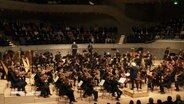 Das Bayerische Sinfonieorchester unter Leitung von Stardirigent Sir Simon Rattle spielte die Oper "Siegfried" in der Elbphilharmonie. © Screenshot 