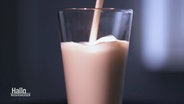 ein Glas Milch in das eingegoßen wird © Screenshot 