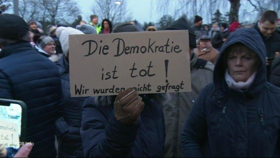 Ein plakat einer Demonstrierenden, auf dem steht, dass die Demokratie tot sei © Screenshot 