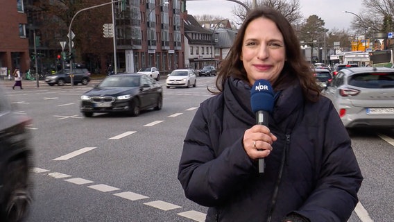Reporterin Caro Korneli zum Auto-Kult in Deutschland. © NDR 