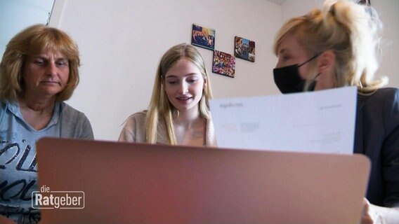 Drei Frauen unterhalten sich © Screenshot 