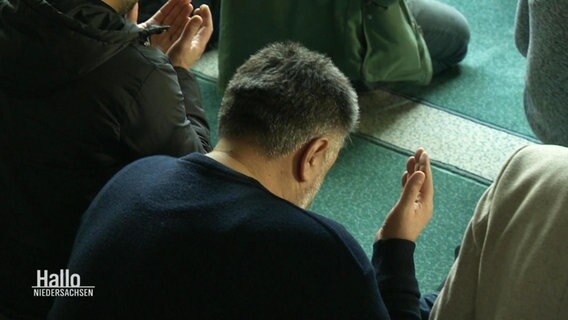 Ein Mann betet am Freitagsgebet für die Opfer des Erdbebens in der Türkei. © Screenshot 