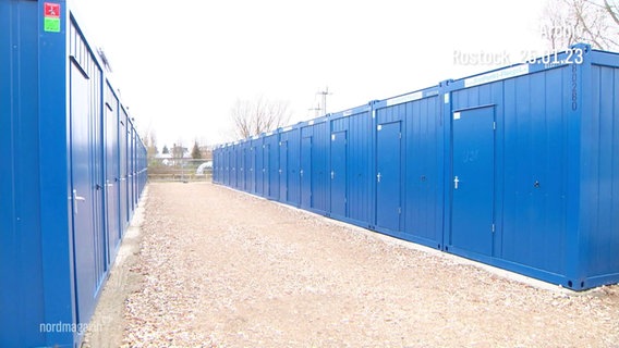 Blaue Container die in zwei langen Reihen aufgestellt sind © Screenshot 
