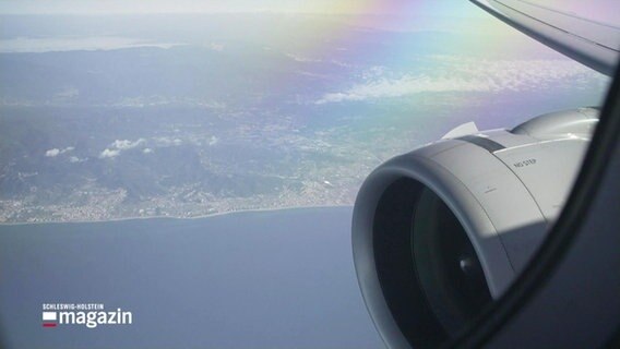 Eine Turbine von einem Flugzeug. Unten ein Strand. © Screenshot 