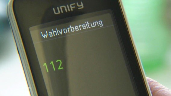 Auf einem Telefon wird der Notruf 112 gewählt © Screenshot 