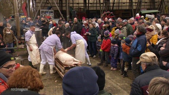 Besucher auf dem Schlachtefest in Mecklenburg © Screenshot 