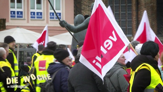 Protestierende Menschen halten Flaggen mit dem Logo der Gewerkschaft ver.di © Screenshot 