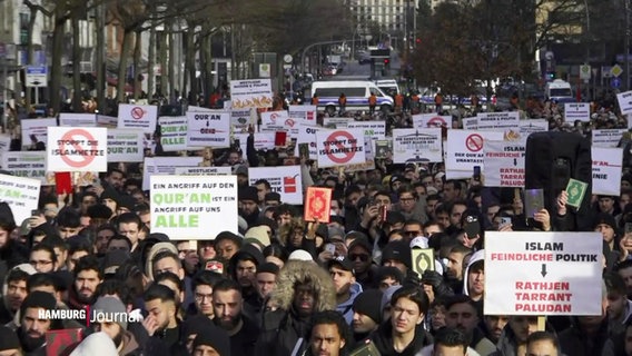 Menschen demonstrieren gegen "islamfeindliche" Politik und halten Transparente mit islamistisch motivierten Phrasen in die Höhe. © Screenshot 