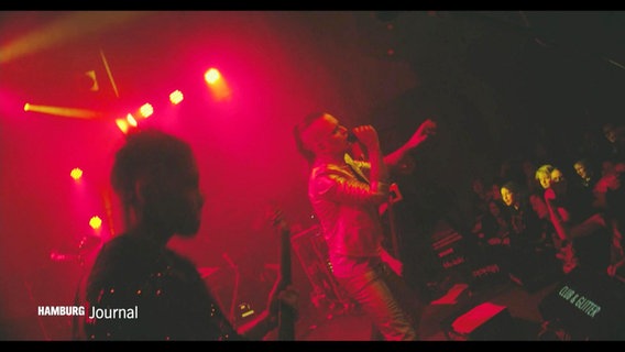 Die Hamburger Band "Lord of the Lost" performt bei einem Auftritt auf einer Bühne. © Screenshot 