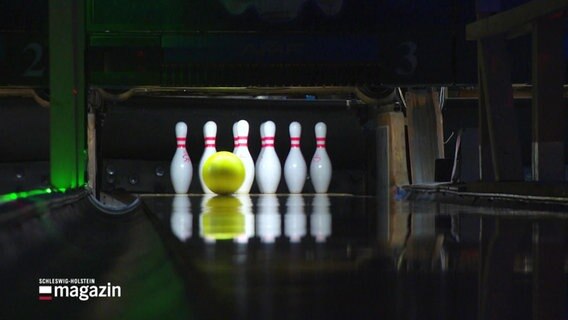 Kegel auf einer Bowlingbahn in Flensburg. © Screenshot 