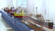 Für eine Ausstellung in Norderstedt wurden mehrere Modellschiffe nebeneinander aufgereiht. © Screenshot 