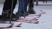 Mehrere Kinder stehen in einer Reihe auf Skiern. © Screenshot 