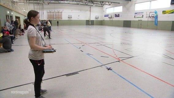 Beim Modellfliegerclub in Anklamm wurden am Wochenende diverse motorisierte Flugobjekte durch die Sporthalle gesteuert. © Screenshot 