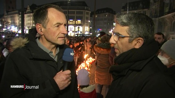 NDR Reporter Peter Kleffmann interviewt Murat Kaplan von der türkischen Gemeine Hamburg bei einer Gedenkveranstaltung für die Opfer des Erdbebens in der Türkei und Syrien. © Screenshot 