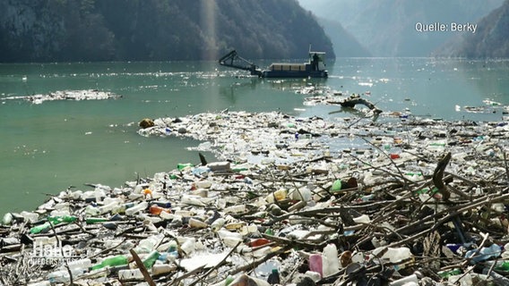 Plastikmüll auf einem Gewässer, das Foto ist bereitgestellt von der Firma Berky © Screenshot 