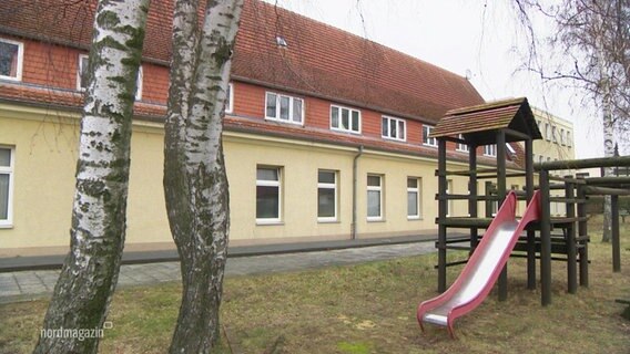 Spielplatz vor einer Jugendherberge in Rostock © Screenshot 