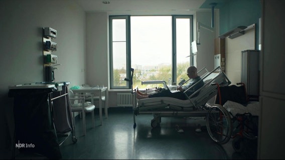 Der Ukrainische Soldat Jevgenij in einem Krankenhauszimmer © Screenshot 