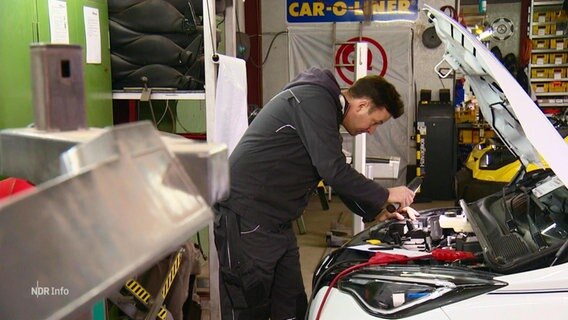 Ein KFZ-Mechaniker bei der Arbeit. © Screenshot 