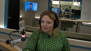 Sängerin Annett Louisan sitzt im Studio von NDR 1 Radio MV am Mikrofon. © Screenshot 