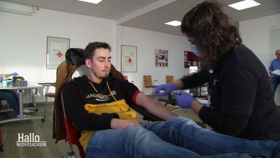 Ein junger Mann beim Blutspenden. © Screenshot 