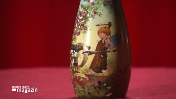 Eine Vase mit einem malerischen Motiv. © Screenshot 