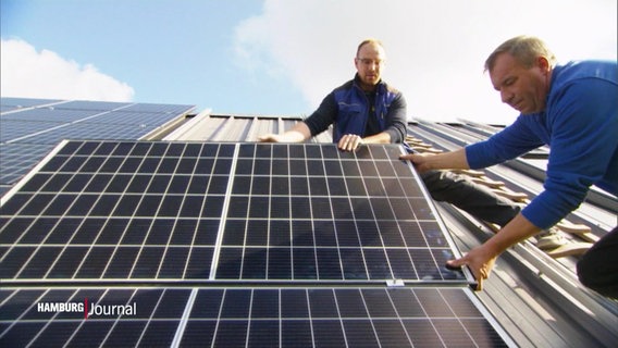 Solaranlagen werden auf einem dach installiert. © Screenshot 