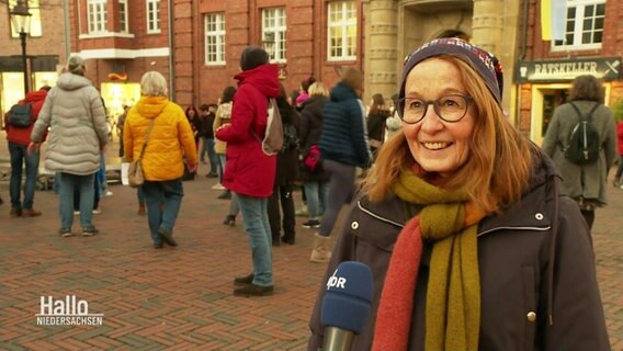 Eine Teilnehmerin der Initiative "One Billion Rising" in Buxtehude. © Screenshot 
