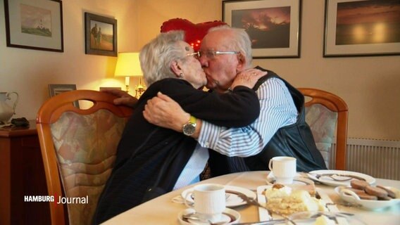 Ein älteres Pärchen küsst sich zum Valentinstag. © Screenshot 
